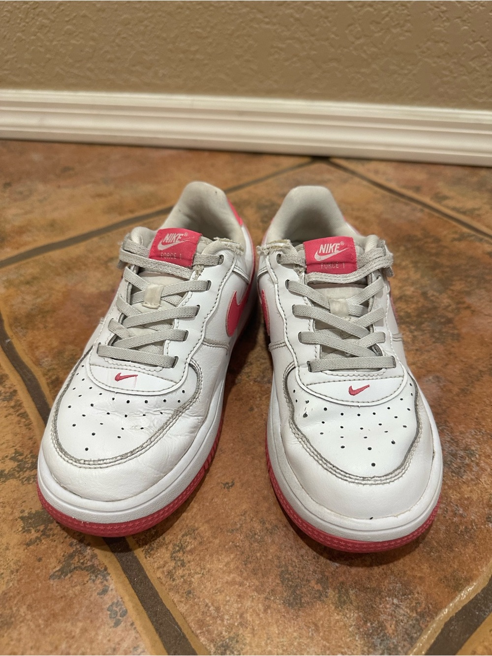 Nike White and Pink Kids Low-Top Sneakers